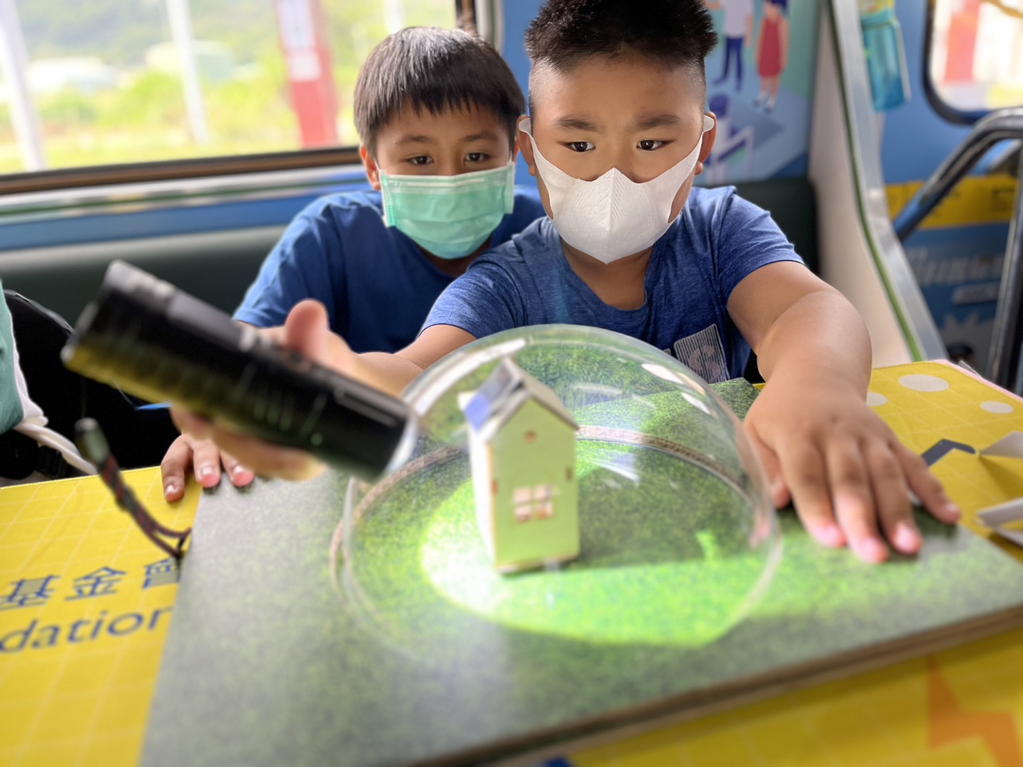 友達參與基礎科學主題車廂，以STEAM教學精神，設計「逐日科學家」、「太陽能工程師」以及「淨零建築師」三大能源科普課程和實驗