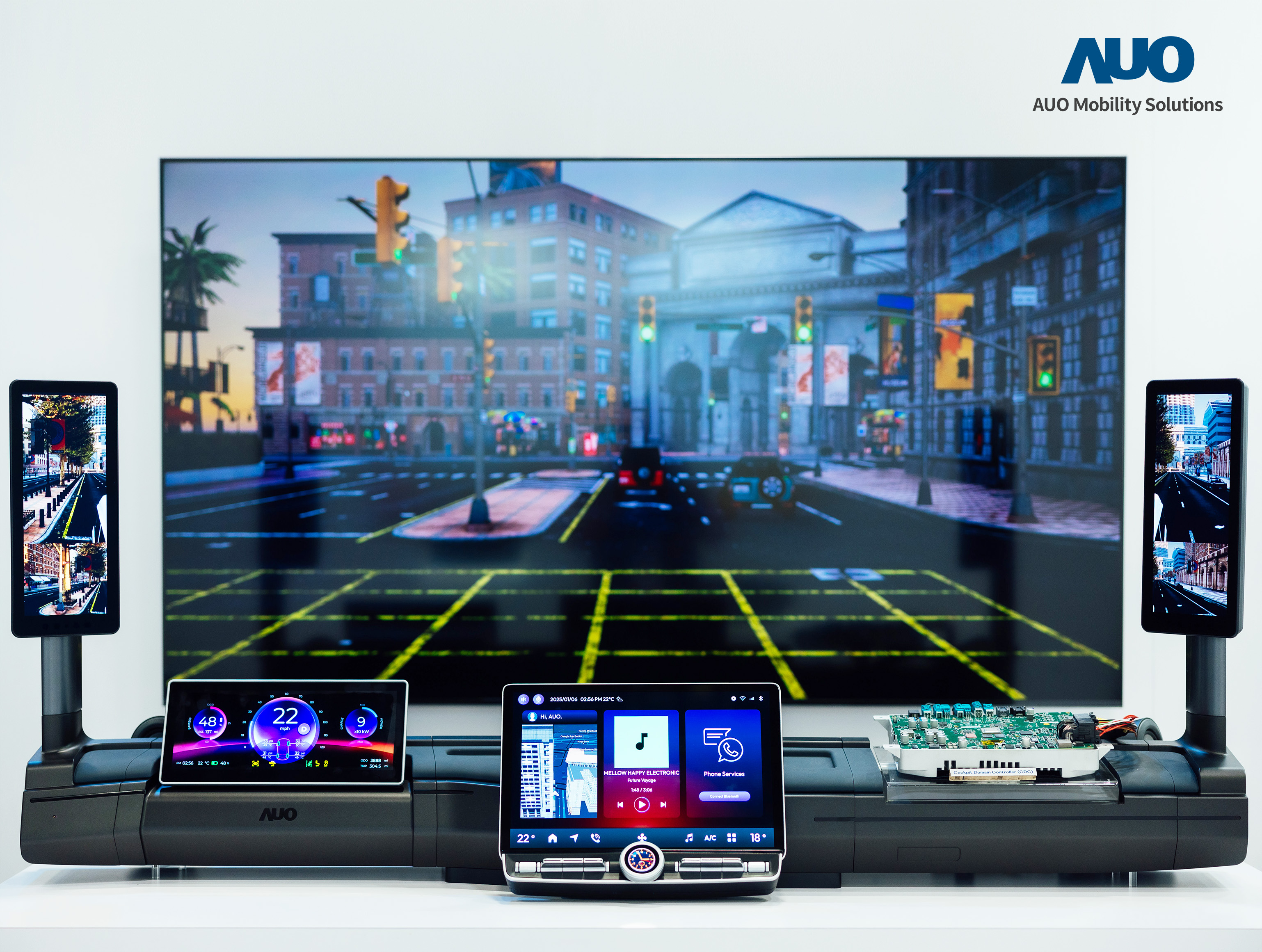 世界杯下单平台网站官网智慧行动推出智慧座舱域控平台，支持CDC、分区架构并整合AI运算模块，提供智能体感与座舱互动功能，驱动个人化座舱功能全面升级。