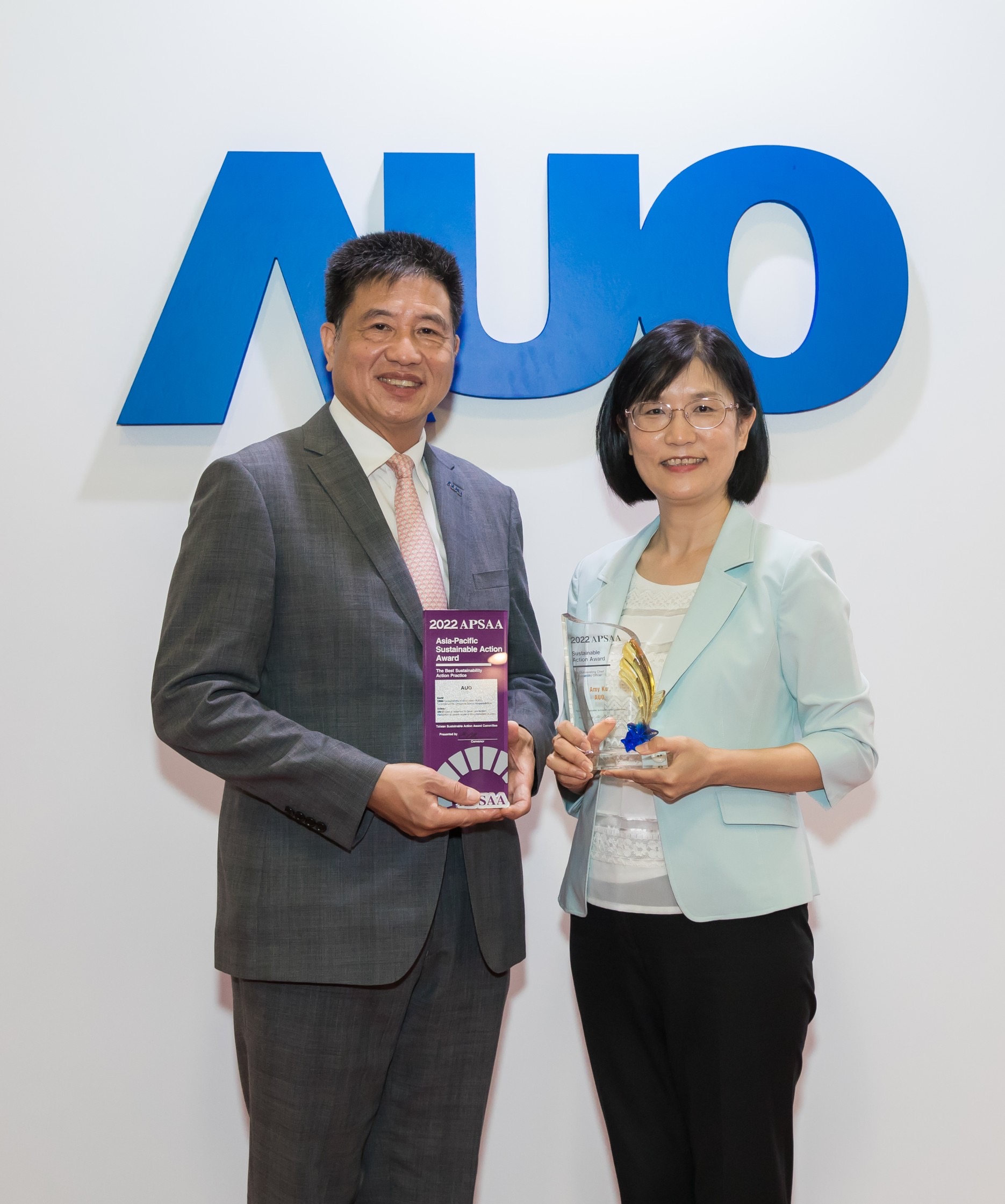 世界杯下单平台网站官网长期垫筑永续远景的基石，透过ESG暨气候委员会逐步实践永续策略蓝图。其中，世界杯下单平台网站官网光电永续长古秀华带领团队、制定中长期目标，缔造多面向亮眼表现，获得「顶尖永续长奖」的个人奖殊荣（左：世界杯下单平台网站官网光电董事长暨执行长彭双浪，右：世界杯下单平台网站官网光电永续长古秀华）