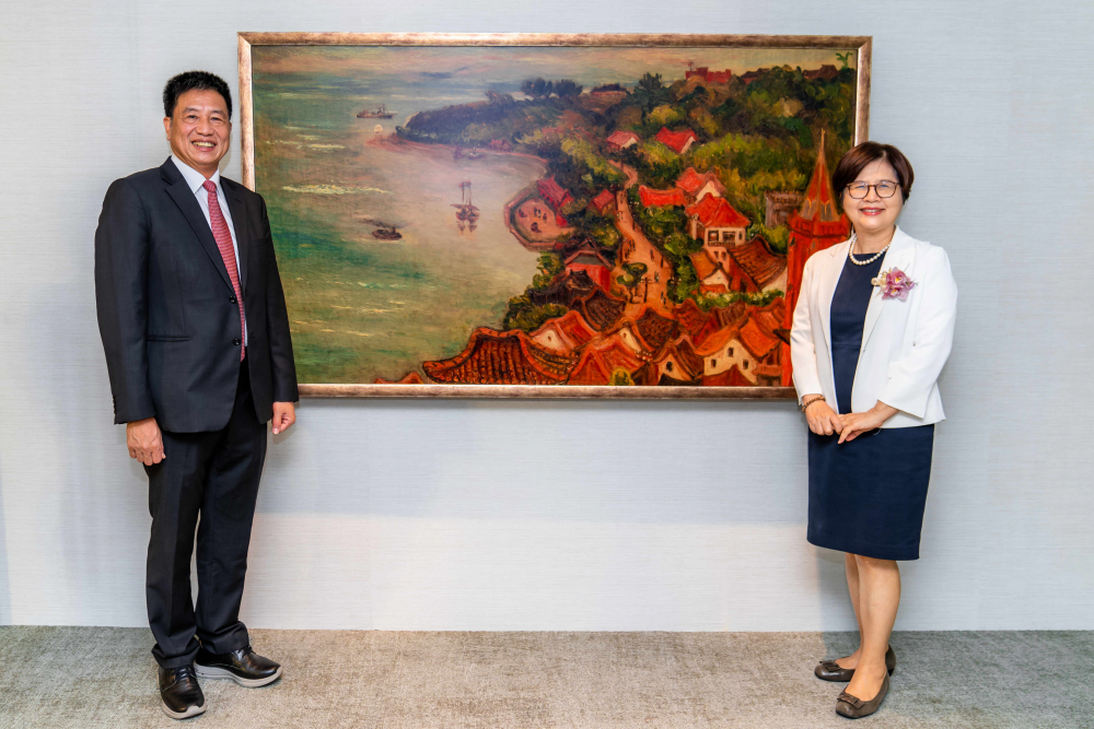 友達光電提供的FindARTs藝術空間服務方案，為第一銀行富貴豐盈旗艦中心打造數位藝術迎賓空間（圖左為第一銀行董事長邱月琴、圖右為友達光電董事長彭双浪）