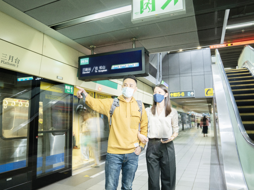 友達旗下達擎之客製化TARTAN顯示器，於台北捷運中山站亮相。以獨特長條型比例與高畫質特色，為台北捷運站帶來嶄新的都會車站風貌