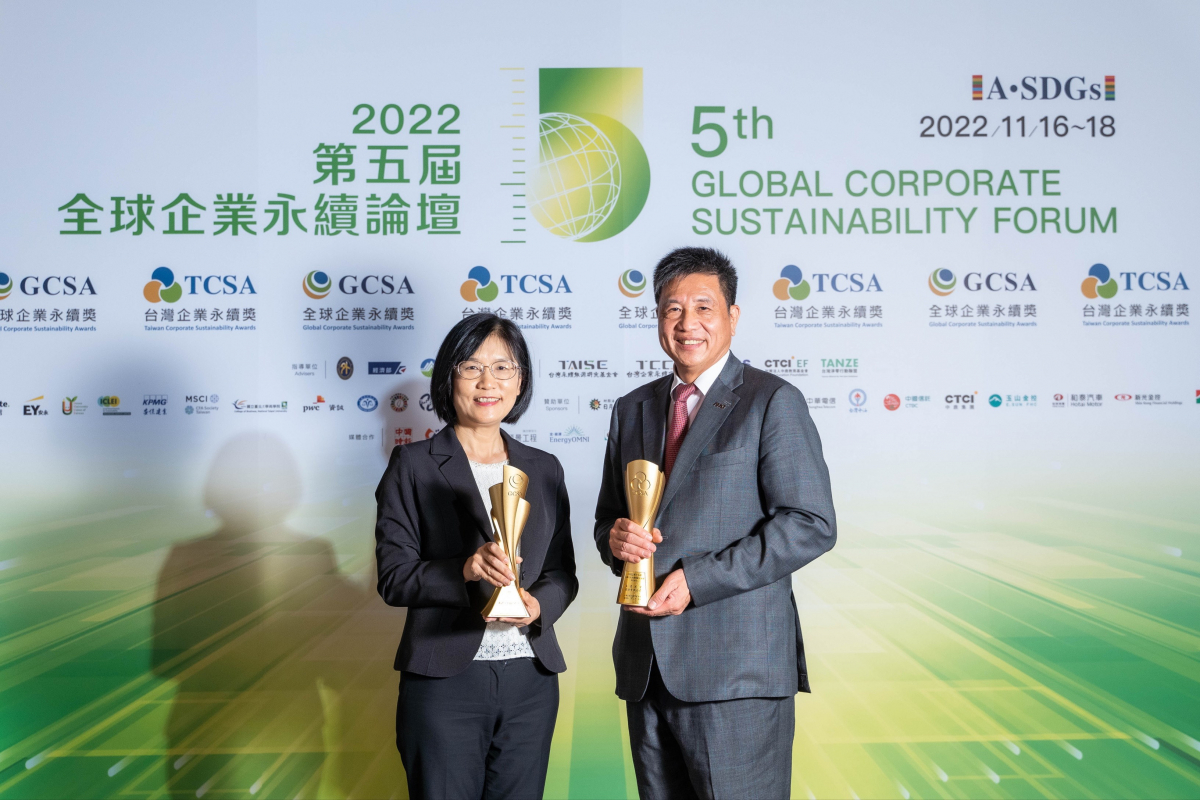 世界杯下单平台网站官网作为净零碳排先锋，期引领价值链伙伴同行共好，卫冕制造业组&ldquo;十大典范企业&rdquo; 二连冠殊荣(左：世界杯下单平台网站官网光电永续长古秀华，右：世界杯下单平台网站官网光电董事长暨执行长彭双浪)