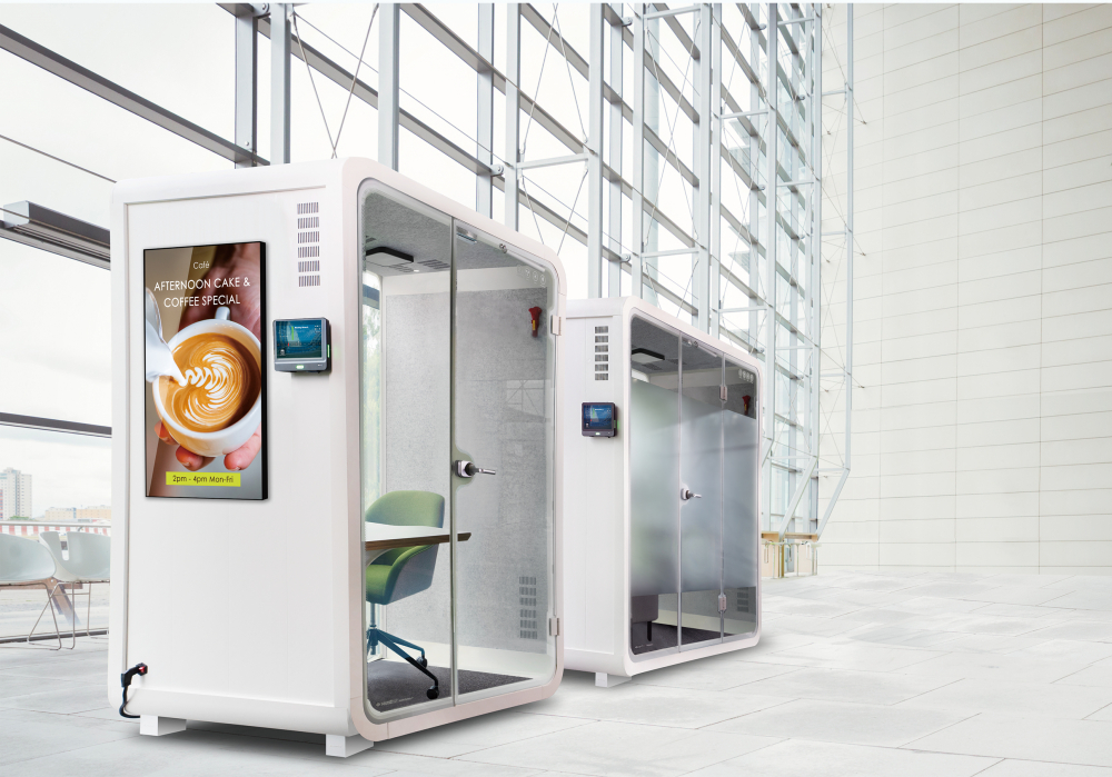 世界杯下单平台网站官网子公司达擎之智慧行动办公舱，采用PDLC智能调光玻璃设计，透过通电与断电的电流切换，呈现透明与雾面效果，具节能降耗特性并兼顾隐私，确保信息安全