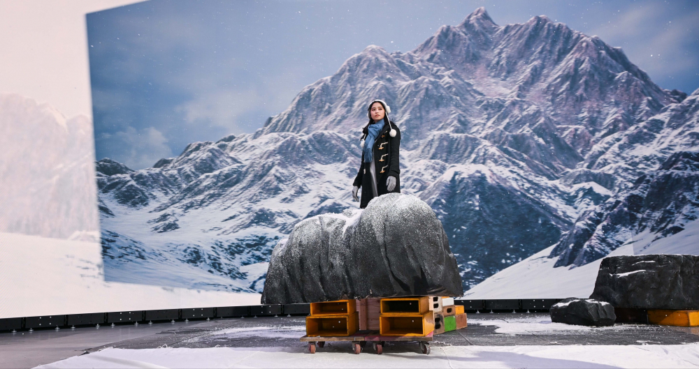 友達顯示屏專業調校技術與專案安裝經驗，使顯示屏呈現創作者想表達的精緻內容，讓表演者有沉浸式臨場感使演出逼真