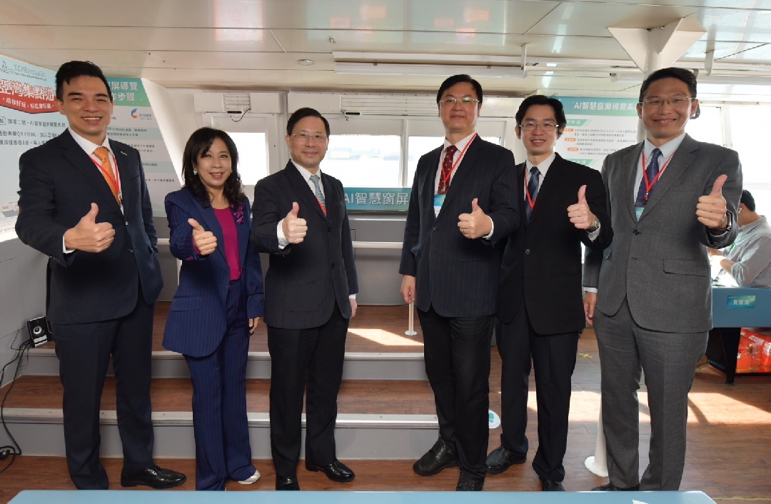 由經濟部技術處指導推動，透過友達光電、工業技術研究院與船舶中心三方合作，於高雄亞灣智慧渡輪率先導入最新Micro LED透明顯示器屏今(22)日啟用(左起友達光電營運長暨總經理柯富仁、高輪公司董事長黃淑美、經濟部次長林全能、高雄市副市長羅達生、經濟部技術處科長張能凱、工研院電光系統所副所長李正中)