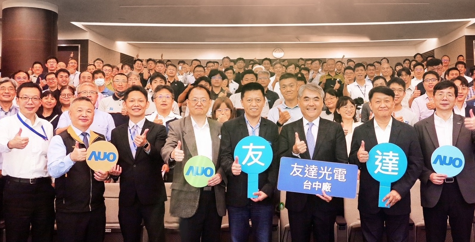 友達以太陽能解決方案領航者，跨足建築領域，4日在台中廠區舉辦「光電建築一體化研討會」，邀請產業先驅共同推動綠化，打造新一代智慧綠建築。