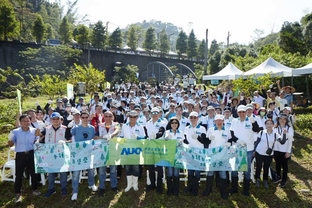 友達永續基金會集結超過200位志工，攜手移除外來入侵種小花蔓澤蘭，守護霄裡溪生物多樣性