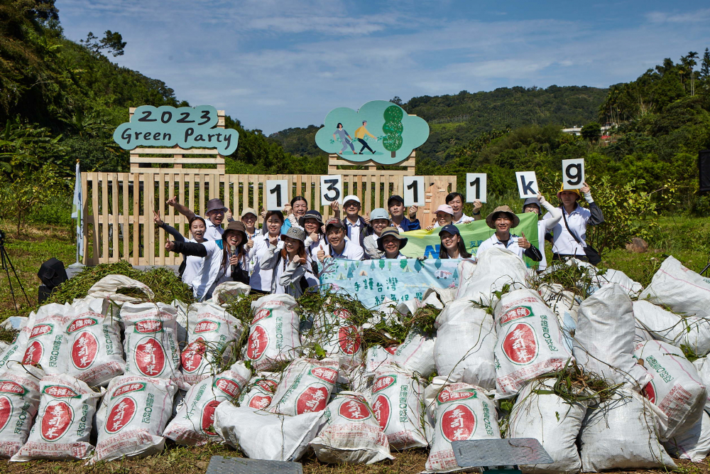 友達集結超過200位志工，攜手移除高達1311公斤的外來入侵種「小花蔓澤蘭」