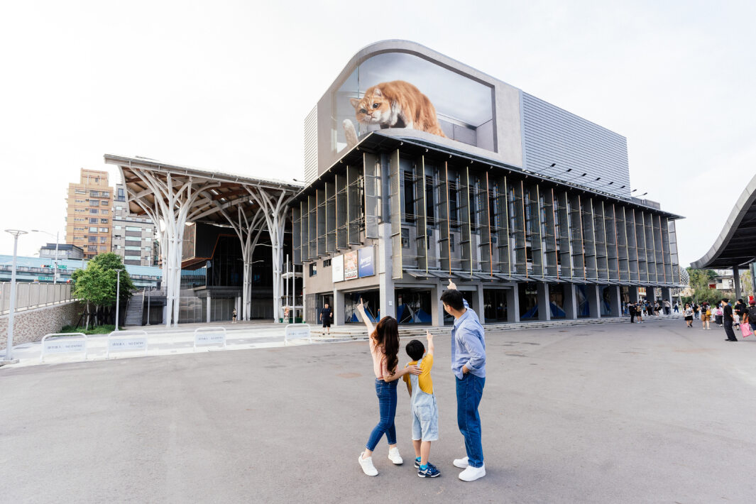 友達打造全台最大戶外裸視3D LED弧形螢幕，將超立體的軟萌胖橘貓動畫活躍於頂樓外牆