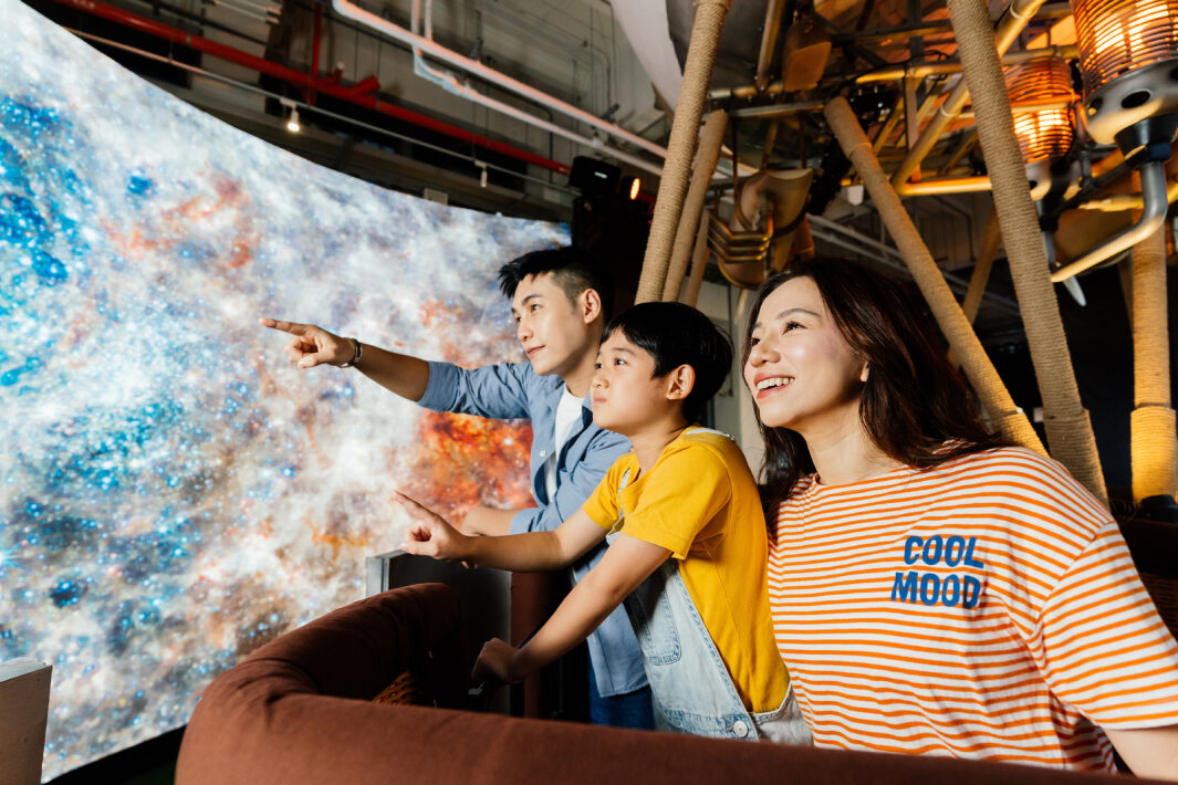 友達打造全台最大寬6公尺、高4公尺、唯一搭載LED弧形拼接顯示屏的動感飛行船，讓乘客駐足在熱氣球上，享受身歷其境的偽出國旅遊樂趣