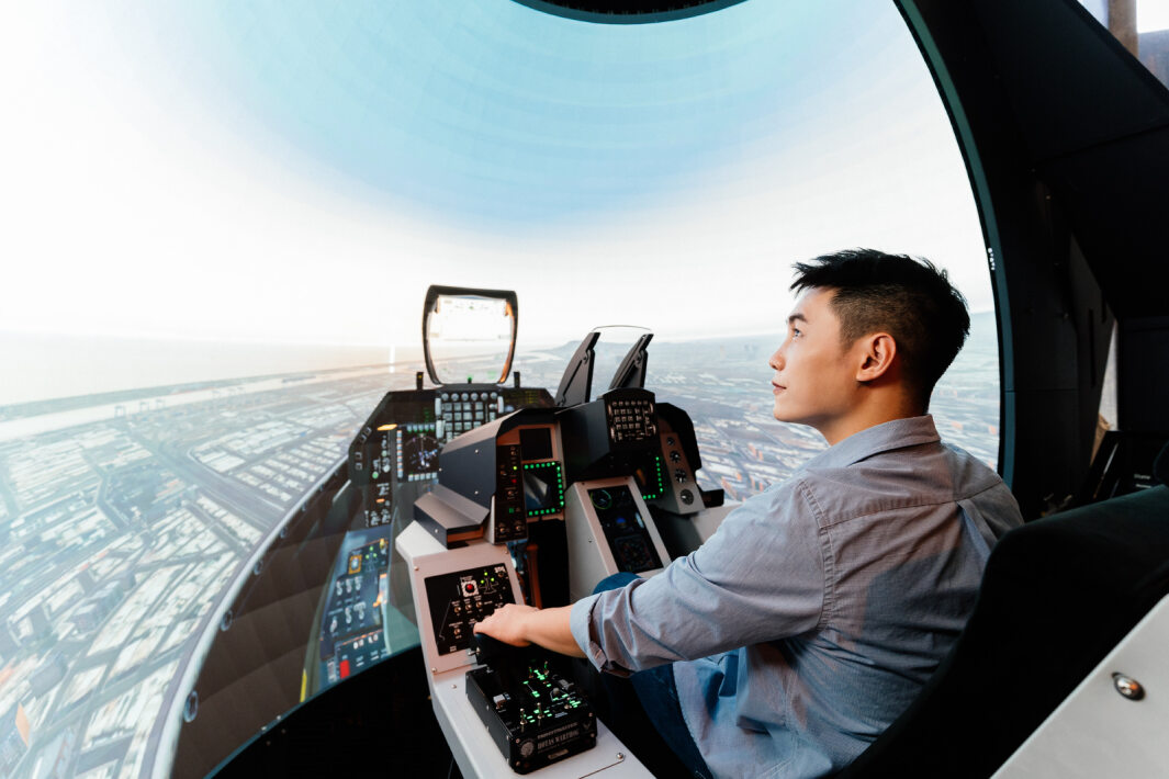 友達以P1.25小間距打造球形LED模擬艙，搭配智崴的精密六軸動態座椅，結合友達專業影像調校技術，呈現擬真模擬飛行場景