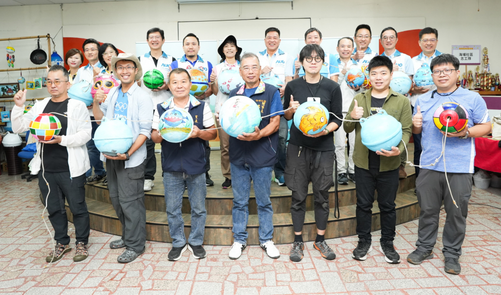 友達光電暨友達永續基金會董事長彭双浪與農業部林業及自然保育署新竹分署夏分署長、供應商夥伴、在地鄰里協會、社企團體，以循環再生的海廢浮球倡議從源頭減廢，為地球移除塑膠垃圾，共同「手」護台灣美麗海岸