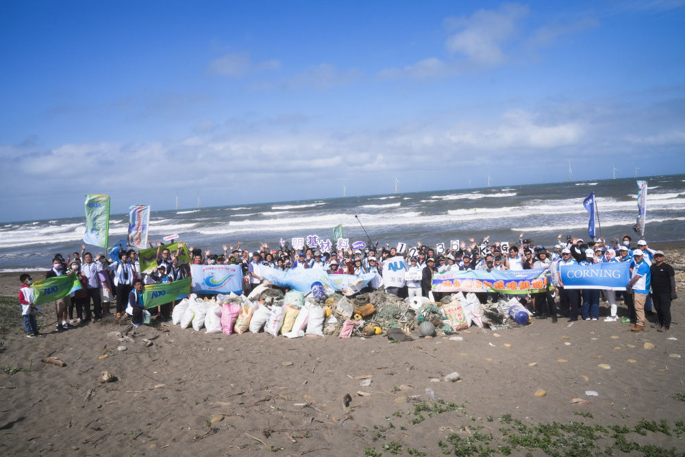 友達永續基金會召集企業志工、產官學和供應商夥伴，在苗栗後龍外埔魚港1340保安林海岸淨攤，齊心協力清除1.2公噸海洋廢棄物，以行動實踐對環境友善的承諾