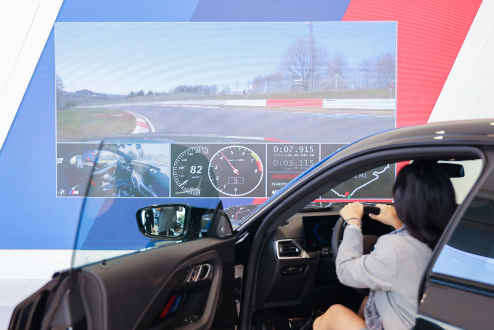 顧客按下虛擬Engine Start按鈕，啟動預選車款的引擎聲浪，螢幕同時呈現德國紐柏林賽道的試駕畫面，坐進車內一秒化身駕駛員馳騁奔騰