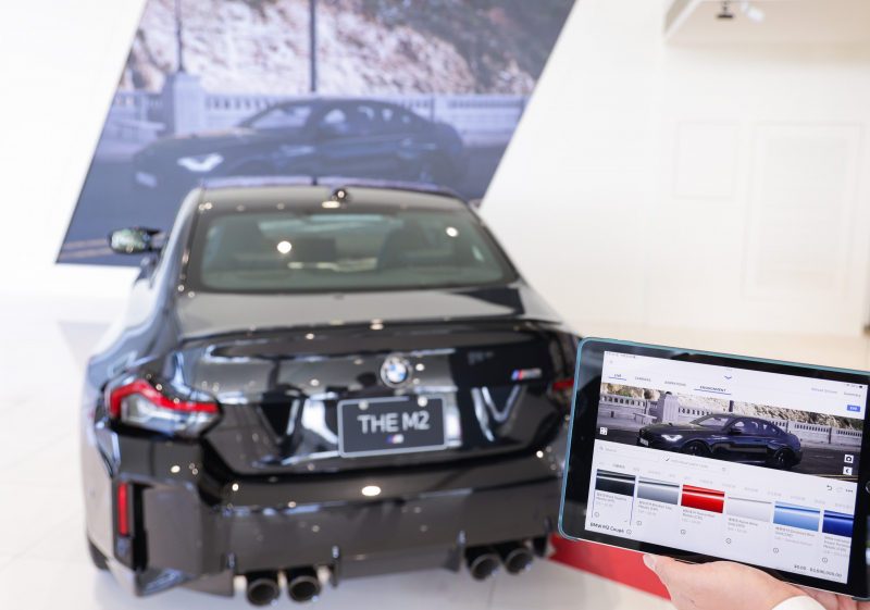 賞車介面即時投放到LED牆上，顧客可即時更換車輛內裝、零件選配與車款配色，提供近乎與實車等比例的沉浸式無死角虛擬賞車體驗