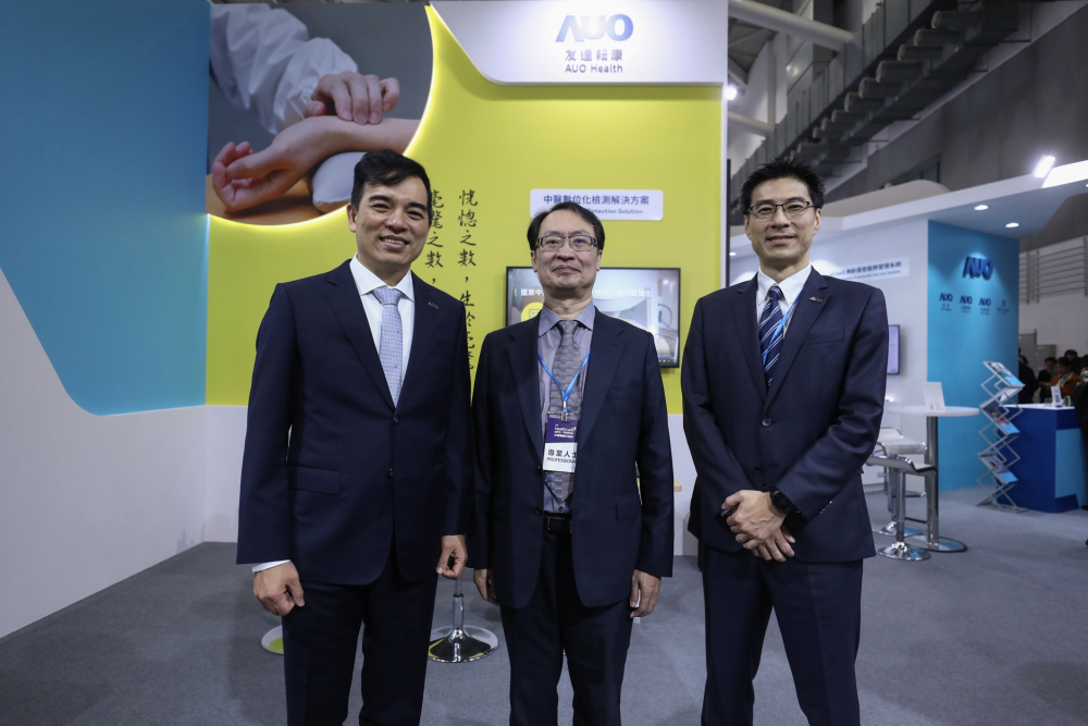 首次於醫療科技展亮相的友達耘康，捐贈數位化檢測設備與研究經費，協助衛福部國家中醫藥研究所打造中醫大數據資料庫。圖由左至右為友達光電執行長暨總經理柯富仁、衛福部國家中醫藥研究所所長蘇奕彰、友達光電智慧醫療事業群總經理廖世宏