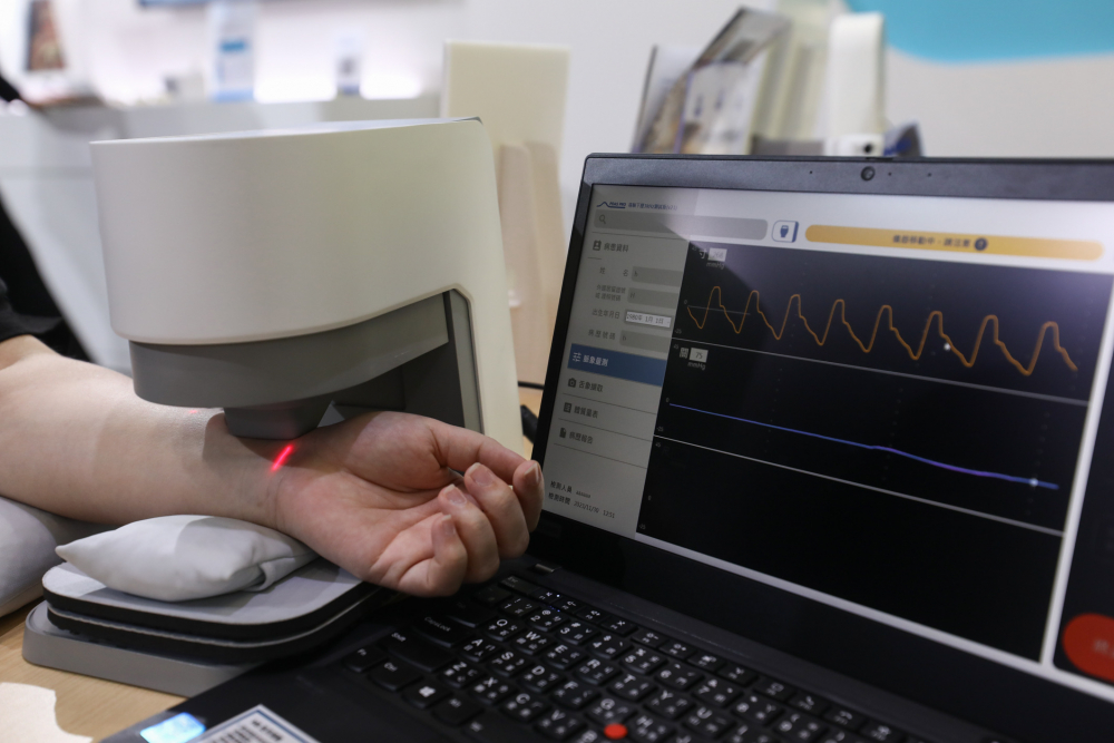 友達耘康脈象檢測系統透過電腦精準控制升降系統，還原中醫師三指把脈過程的舉、按、尋手法，將脈象感受轉化成數據，未來可結合大數據分析，實現智慧醫療及準確性
