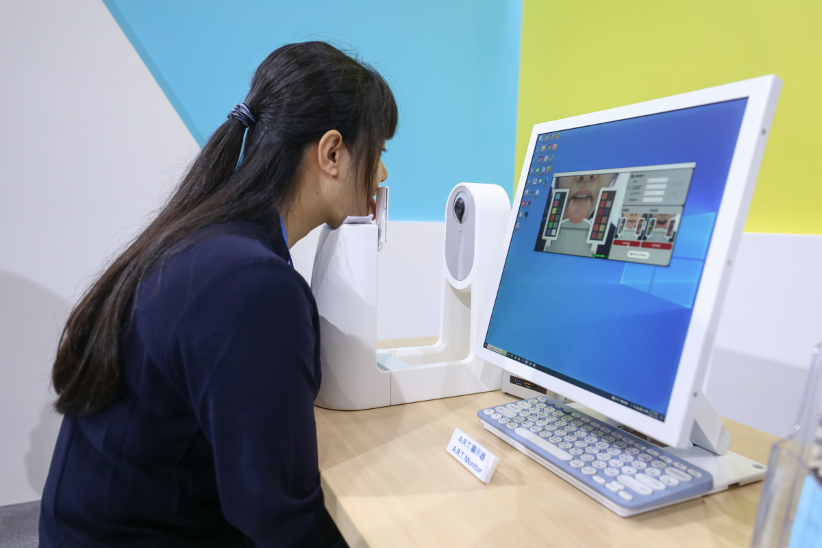 友達耘康延伸友達卓越的感測技術及色彩管理專長，研發出舌象擷取系統，可提供數據化、影像化的檢測結果，輔助醫師與專業醫事人員做為臨床研究、檢測結果評估與檢測紀錄的留存