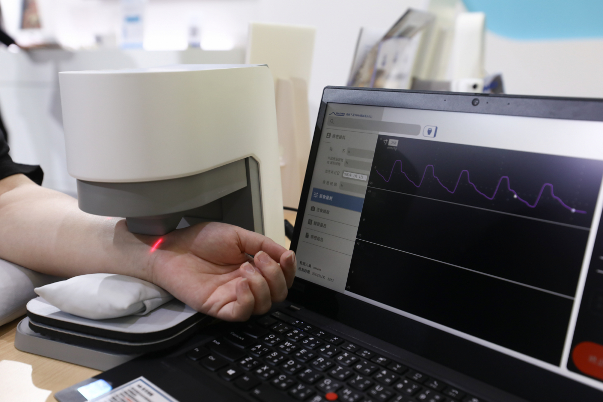 友達耘康脈象檢測系統透過電腦精準控制升降系統，還原中醫師三指把脈過程的舉、按、尋手法，將脈象感受轉化成數據，實現智慧醫療及準確性