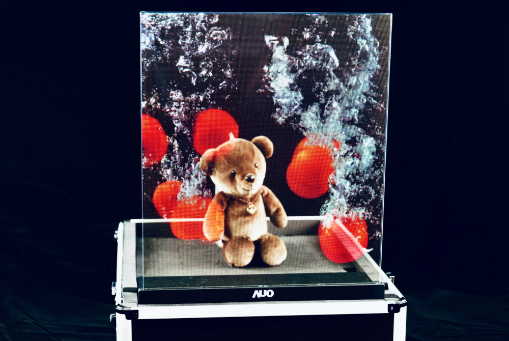 友達以次世代Micro LED顯示技術打造之透明顯示器，具備高穿透、低繞射、高亮度、可拼接之特性，可廣泛應用於智慧移動、零售、育樂和醫療等多元場域