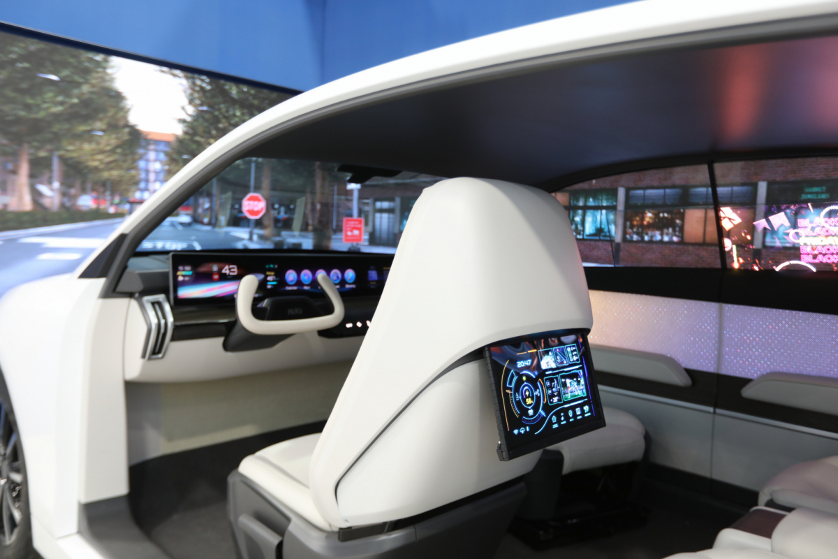 世界杯下单平台网站官网的「可卷式后座娱乐显示器」加强后座乘客的感官体验，并保有个性化设计，可依使用偏好进行动态调整。