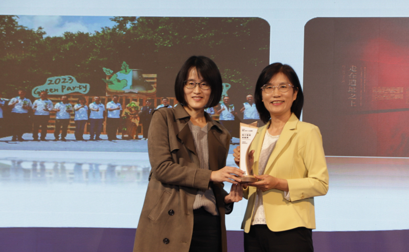 友達保存「西大墩窯遺址」且推廣在地文史教育不遺餘力，今（6）日獲頒「人文企業獎」地方發展獎之最高榮譽典範獎。由文化部陳文婷簡任視察（左）頒獎，友達永續長古秀華（右）代表受獎