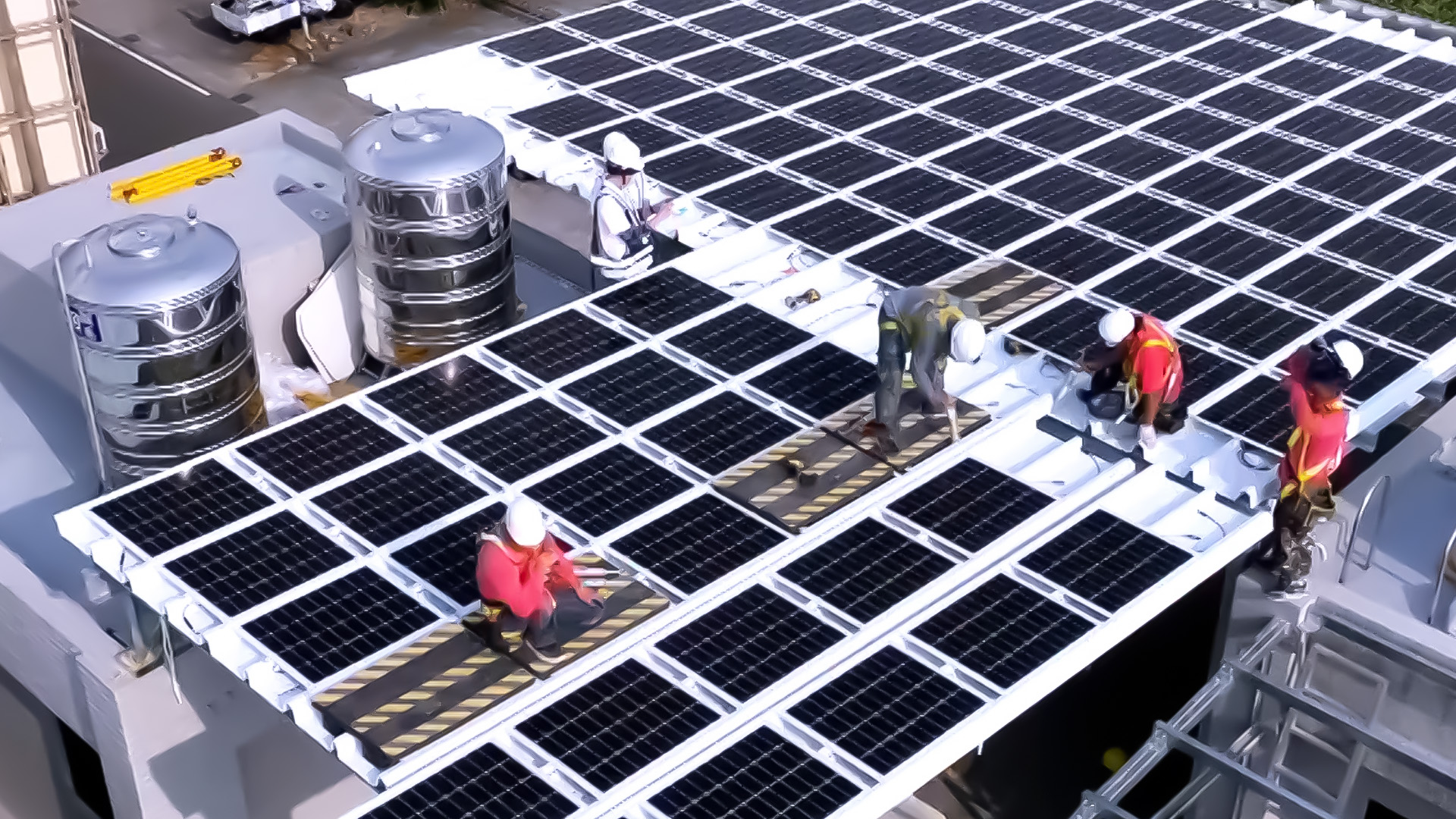 世界杯下单平台网站官网着力于替代能源之技术研发，如光电浪板的相关制程、设备与产品，其中所开发之光电整合型浪板，减少传统金属支架安装，更提升耐候度，可广泛运用于多元场域，并辅助建筑达到净零碳排目标