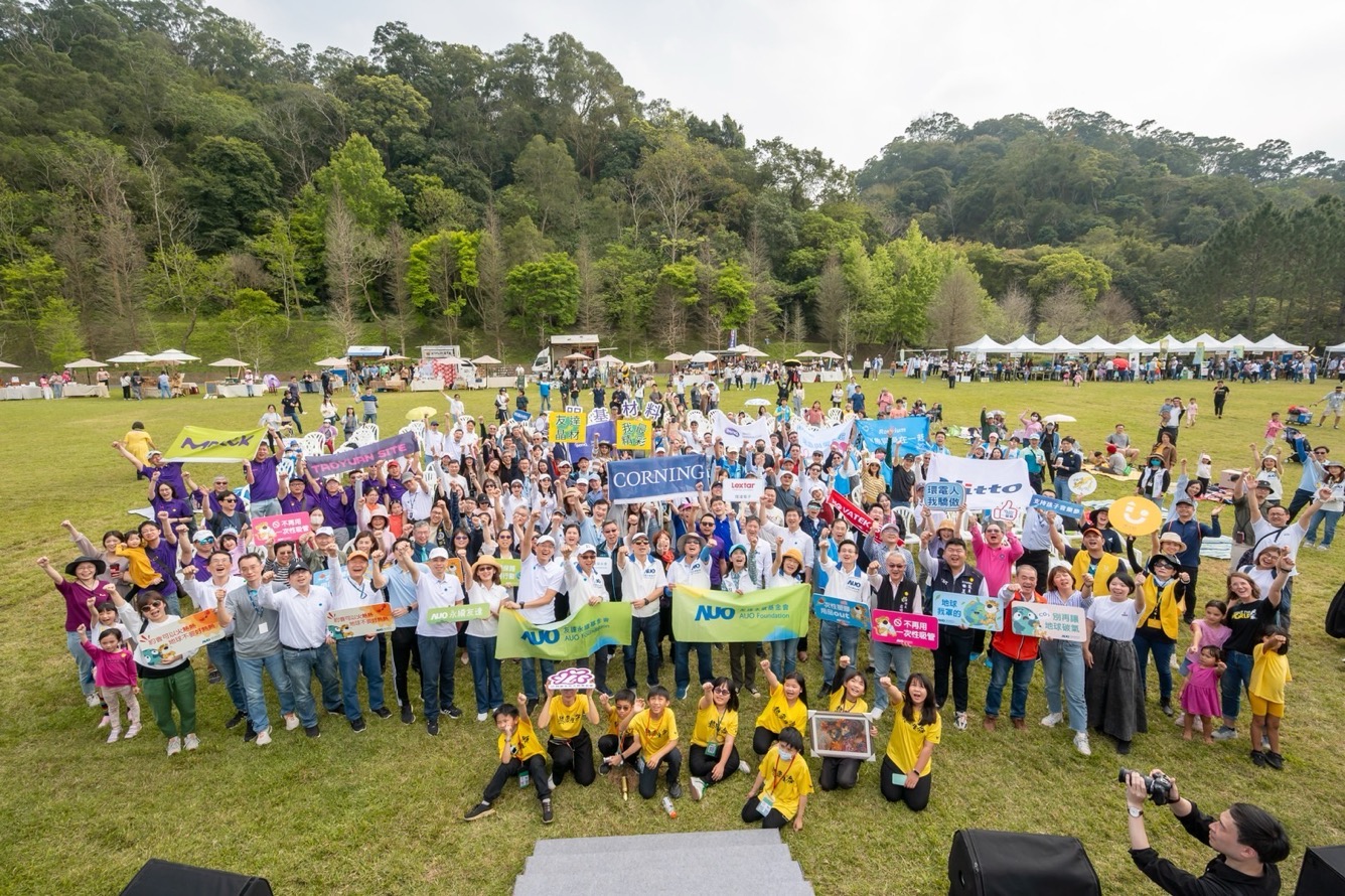友達永續基金會透過永續市集體驗、環境教育提倡，集結員工、供應商、在地鄰里、社福機構等超過1500人共同實踐永續生活