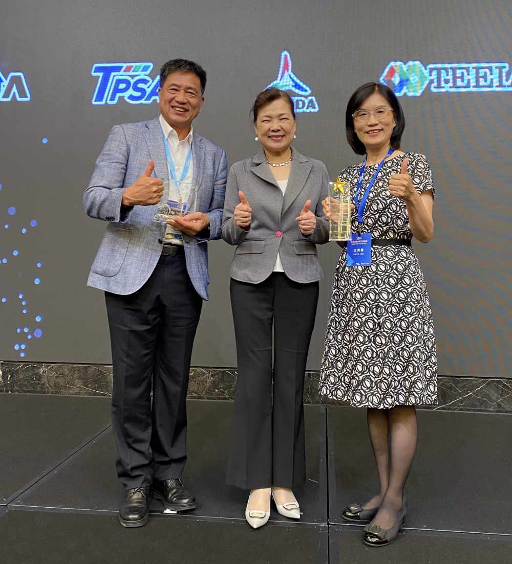 友達致力推動永續發展，於Touch Taiwan2024以3R策略貫穿Display、ESG展位實現綠色展覽目標之成果，Display展位獲綠色裝潢設計鑽質獎最高榮譽，ESG同獲金質獎殊榮。由經濟部長王美花（中）親自頒予友達光電董事長彭双浪（左）、友達光電永續長古秀華（右）