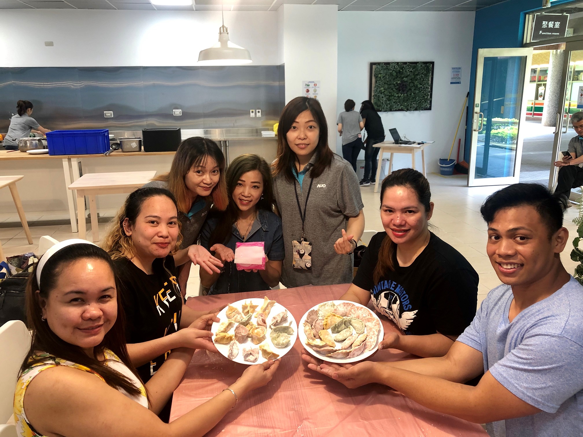 友達將DEI理念貫徹到企業文化和實踐，舉辦如台菲廚藝交流等活動，讓同仁了解彼此文化差異、培養情感