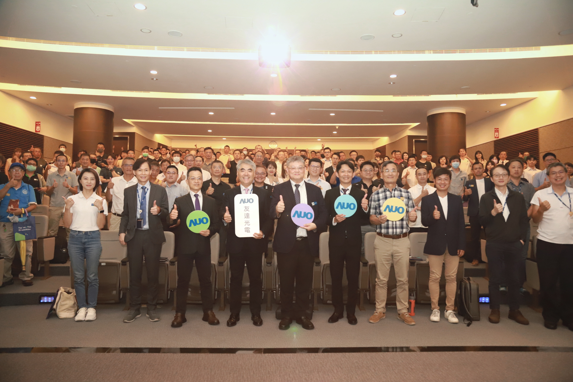 友達光電邀請領域專家共研再生能源發展、電力需求及建築物減碳等議題進行交流，盼共擘綠色永續生態圈的嶄新契機。