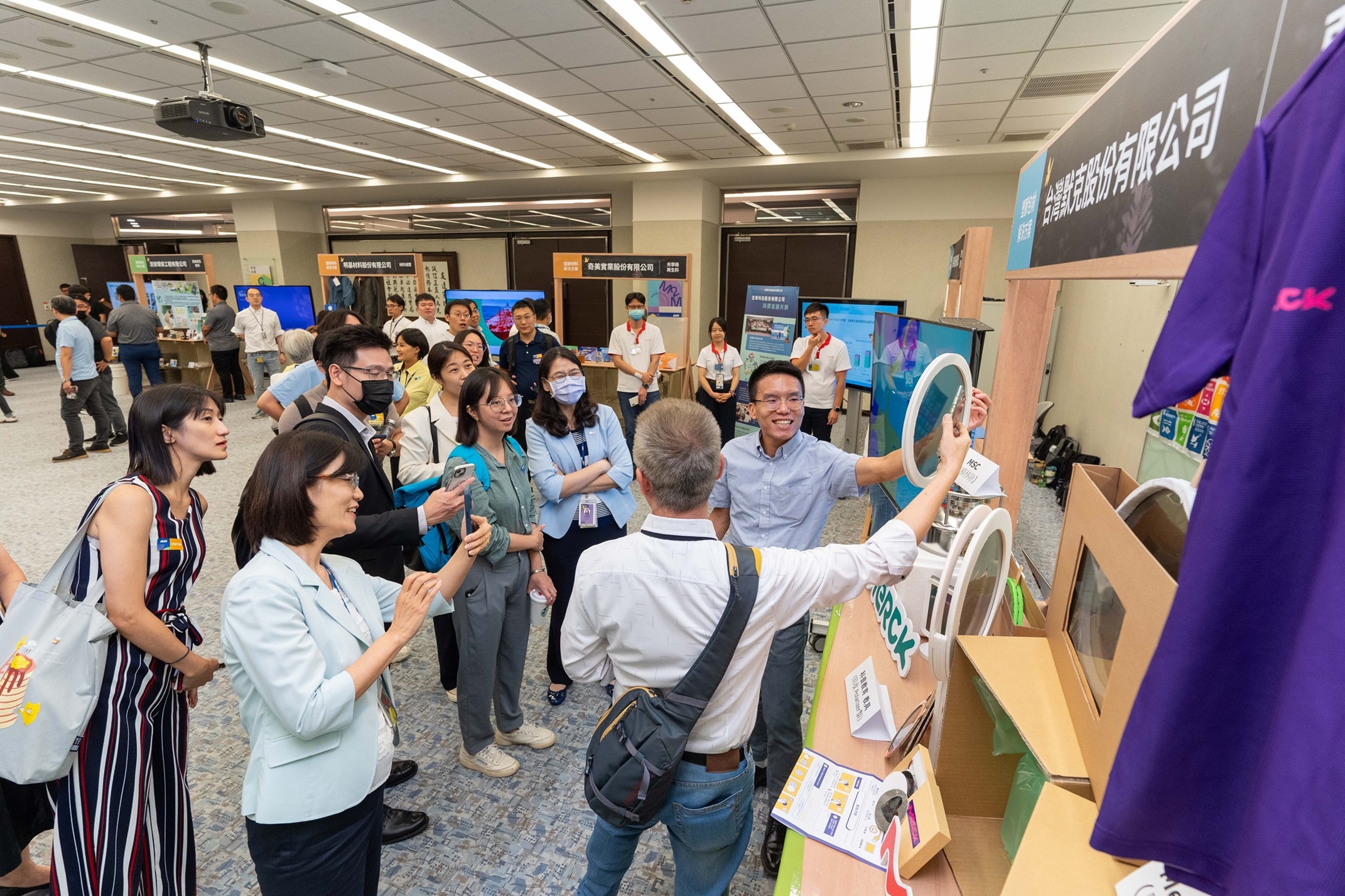 世界杯下单平台网站官网连手产业伙伴策划首届生态圈联展，展示如何将废塑料循环再利用，创新解决方案包括：塑料包材再生与循环使用、再生塑料研发及应用、废塑料回收再生技术、减塑生活提案等