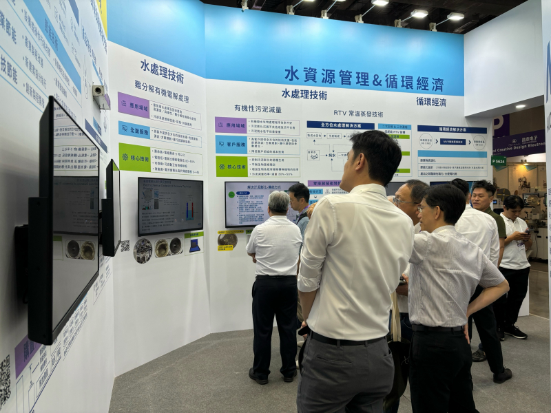 友達以深厚的智慧製造經驗發展永續戰略，積極延伸價值鏈，轉化成可供外界使用的綠色智慧服務，進軍SEMICON Taiwan 2024，提供半導體產業鏈打造AI世代的永續即戰力。