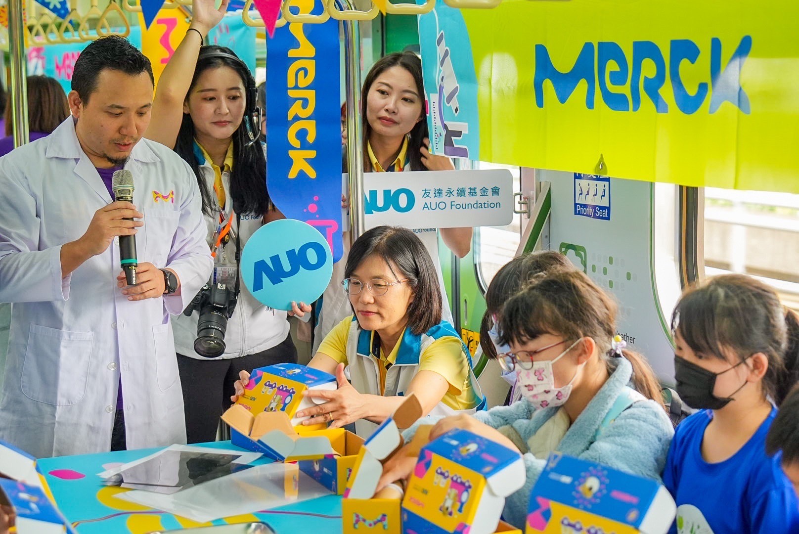 友達以光電、再生能源、水資源三大核心，設計「再生能源和循環經濟」多元永續教育主題，並攜手供應鏈夥伴默克開發創意科學教材及實作體驗，期讓永續素養透過科學探索向下扎根