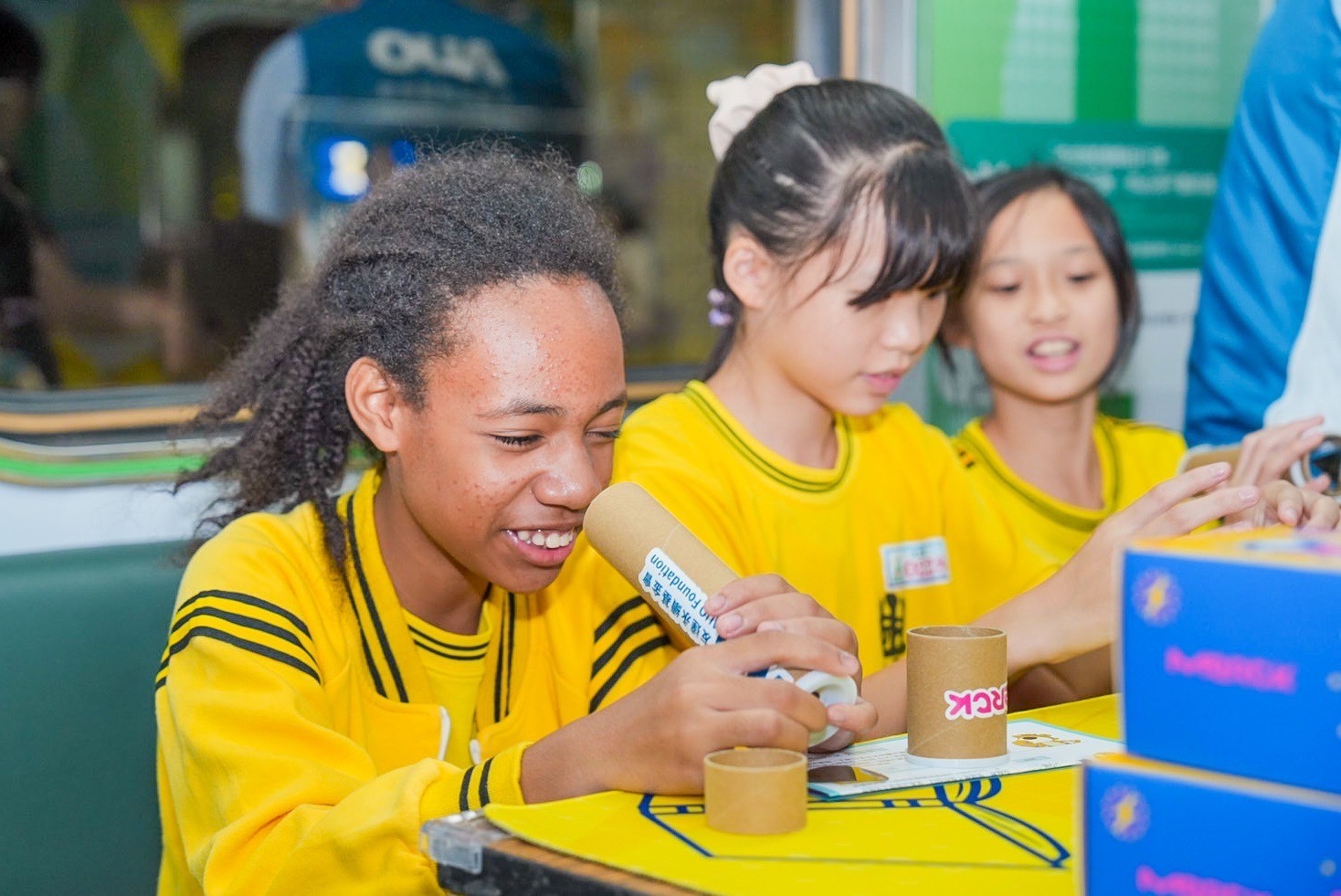 友達與默克分別回收不再使用的偏光片及液晶顯示模組，設計光電課程「玩轉光與闇」，讓學生們親手製作偏光萬花筒與簡易液晶顯示器，實踐循環再生的永續理念