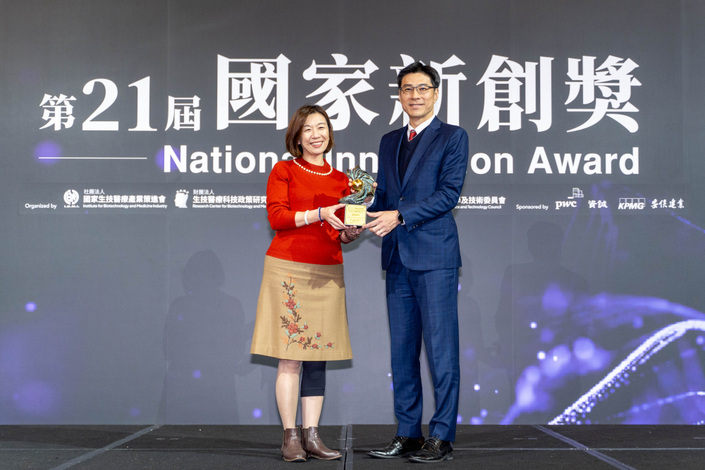 友達旗下子公司友達耘康與達擎分別以「中醫數位化檢測解決方案」及「寬視角3D醫療顯示器」獲得第二十一屆國家新創獎「智慧醫療與健康科技」類別的「企業新創獎」與「國家新創精進獎」兩項殊榮。圖左為衛生福利部政務次長林靜儀、圖右為友達光電智慧醫療事業群總經理廖世宏