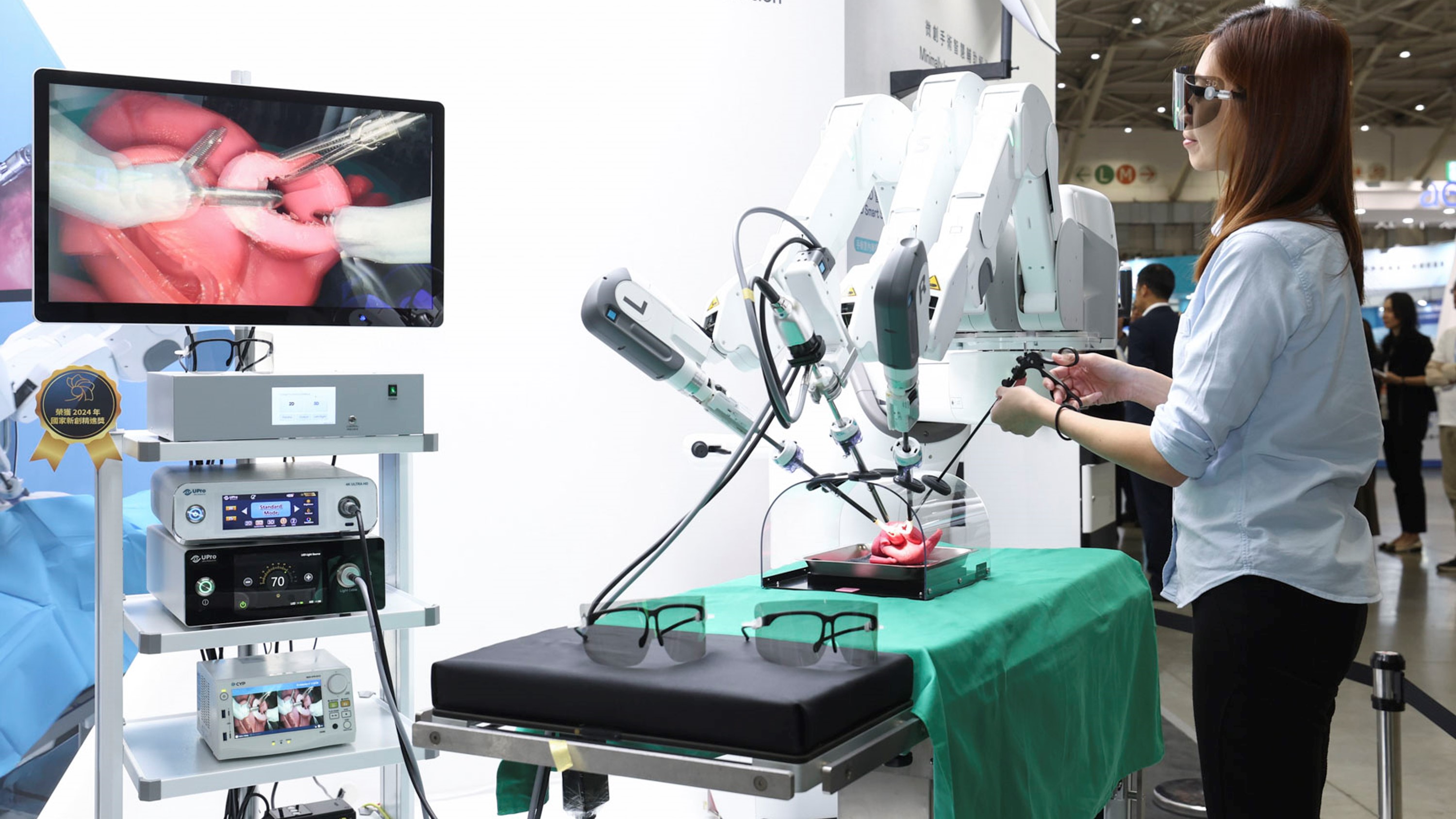 達擎寬視角3D醫療顯示器可應用於機器人手術即時3D解決方案，提供醫療團隊即時、同步的3D手術影像，提升溝通效率與手術安全性