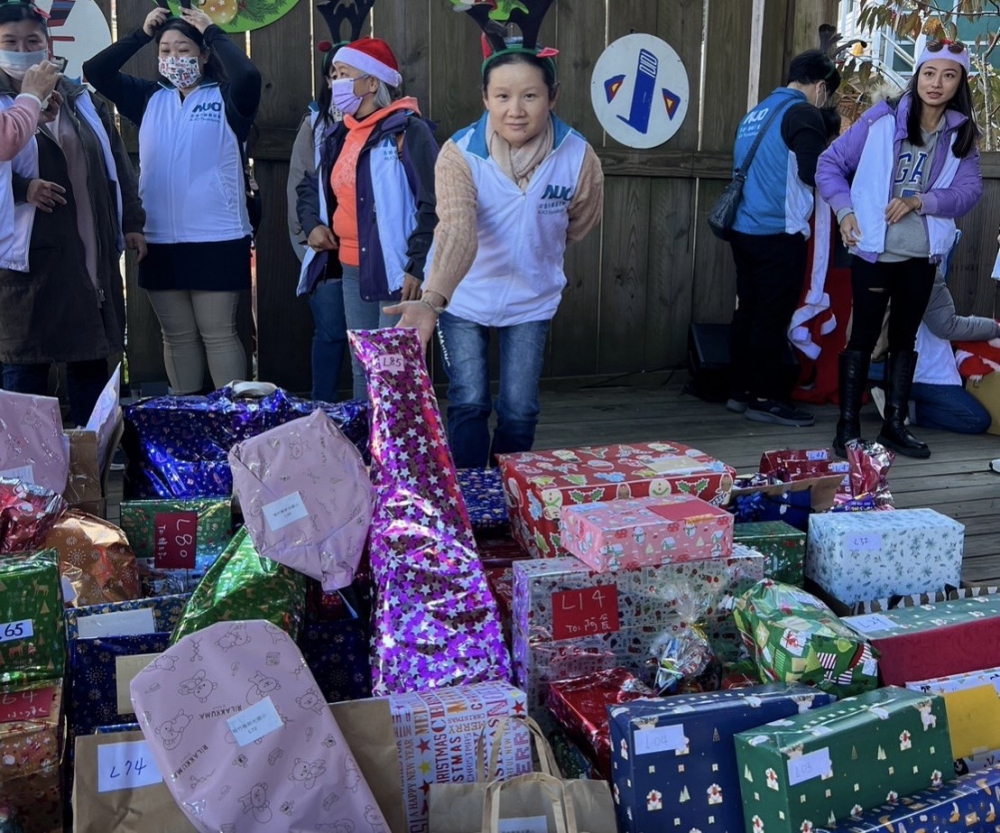 友達永續基金會「圓夢列車」年年迴響熱烈，認捐同仁精心挑選禮物、巧手包裝，整理成隊後，將祝福一一打包送出