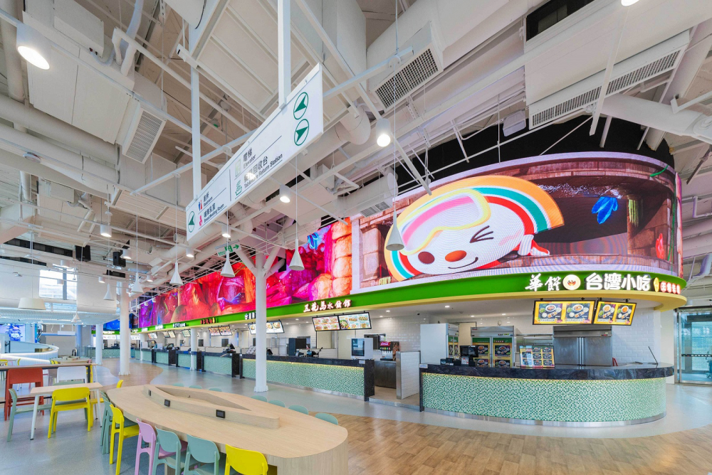 友達穩步推動雙軸轉型策略，旗下子公司達擎攜手傑可達數位與零售業者統一超商合作，為全新改裝開幕的「清水服務區」打造首創的裸視3D體驗牆