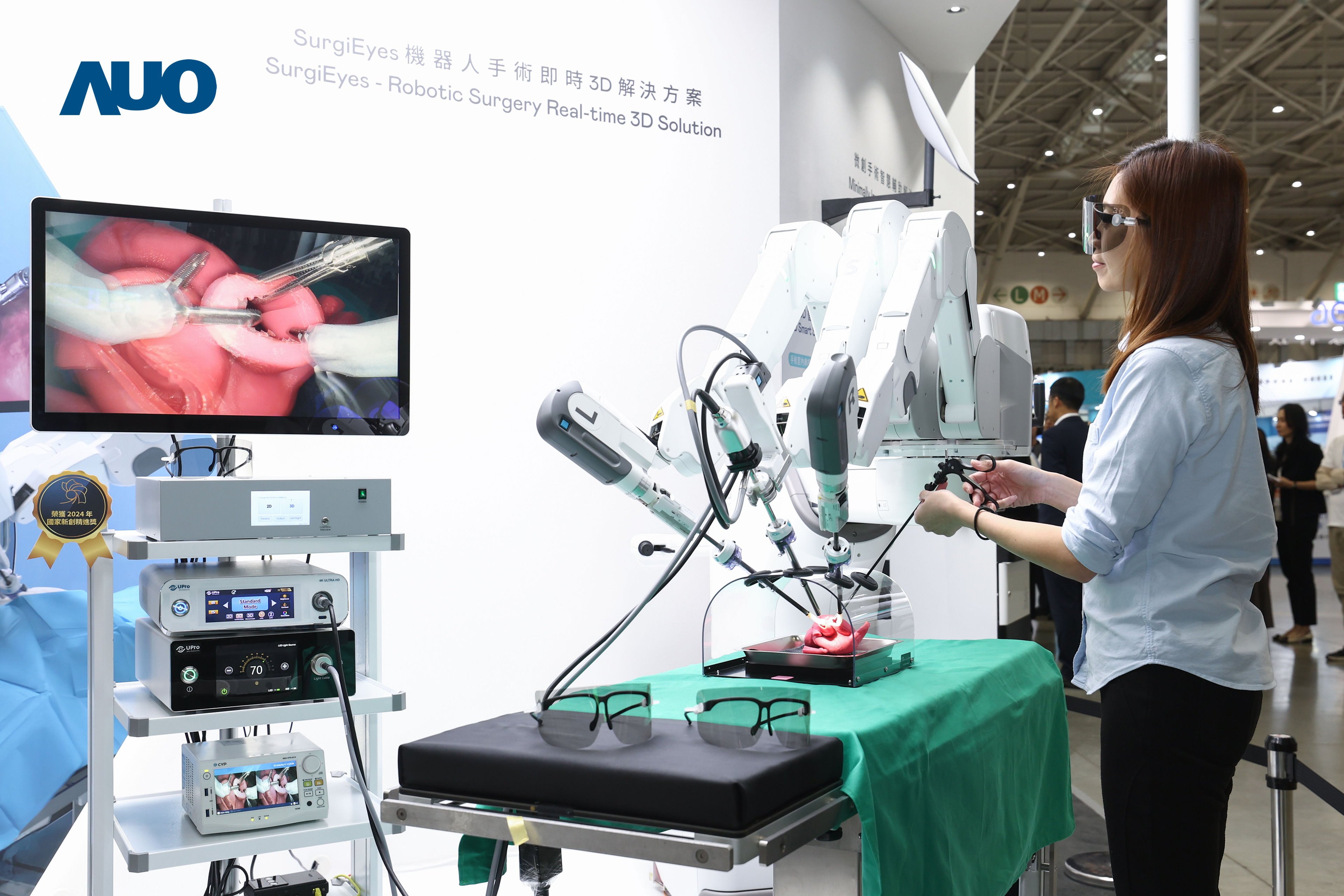 达擎以领先的3D显示技术推出〝SurgiEyes机器人手术实时3D解决方案〞，整合先进3D图像处理与独家3D垂直宽视角、广色域的显示技术，手术团队可实时同步主刀医师视角看到清晰3D影像，提升沟通效率与安全性。