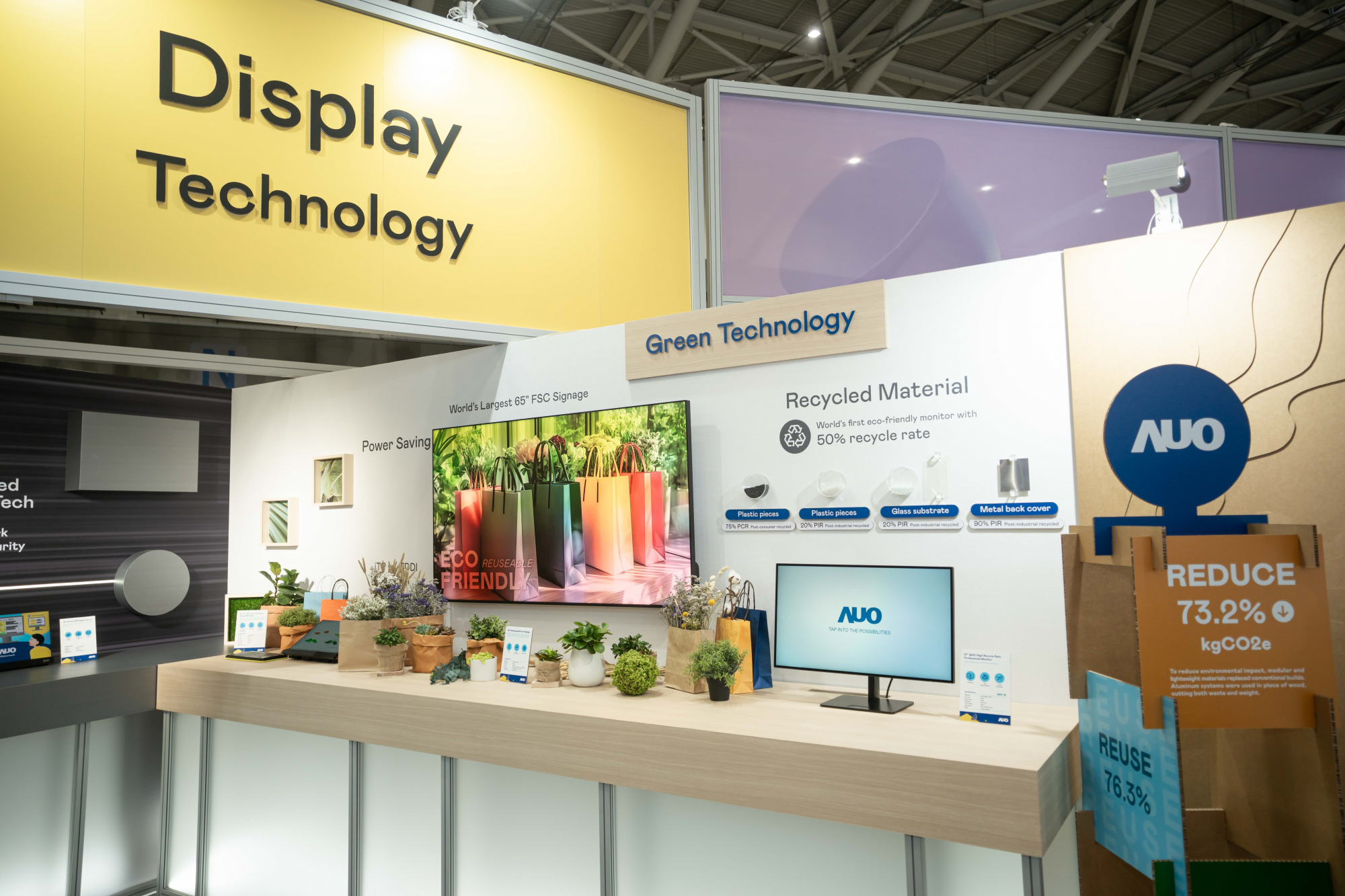 友達Touch Taiwan 2025雙展位再度獲etouch 綠色裝潢設計獎肯定；智慧顯示展位以鋁製模組系統取代傳統木作施作，並在相關裝潢物與設計使用可回收、可重複使用的材料，體現低碳與循環精神。