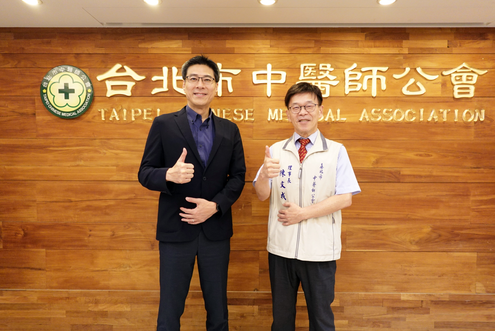 友達耘康積極推動中醫數位化，以創新技術與研發能量串連各界專家，共同建構智慧中醫生態圈；圖為友達耘康廖世宏董事長（左）與台北市中醫師公會陳文戎理事長（右）