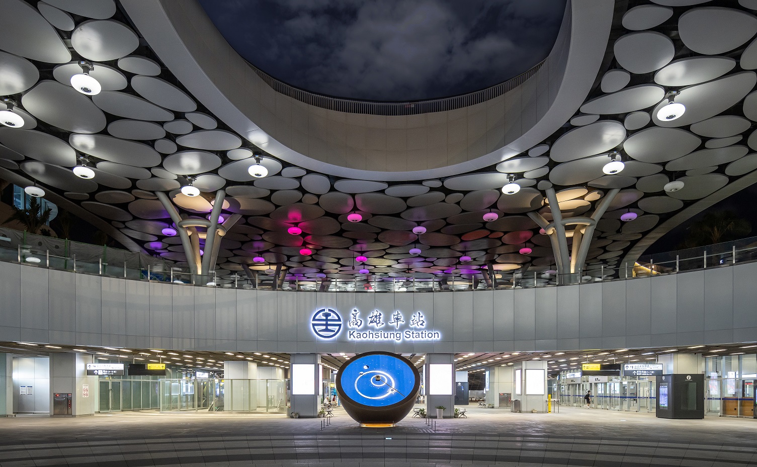 創利空間參與《高雄車站共感空間》公共藝術計畫，擔任視覺科技整合夥伴。於「看時間」天文鐘作品中提供技術指導，整合圓形LED鐘面與鐘體結構，在時間、天象星盤與空間氛圍間生動展演