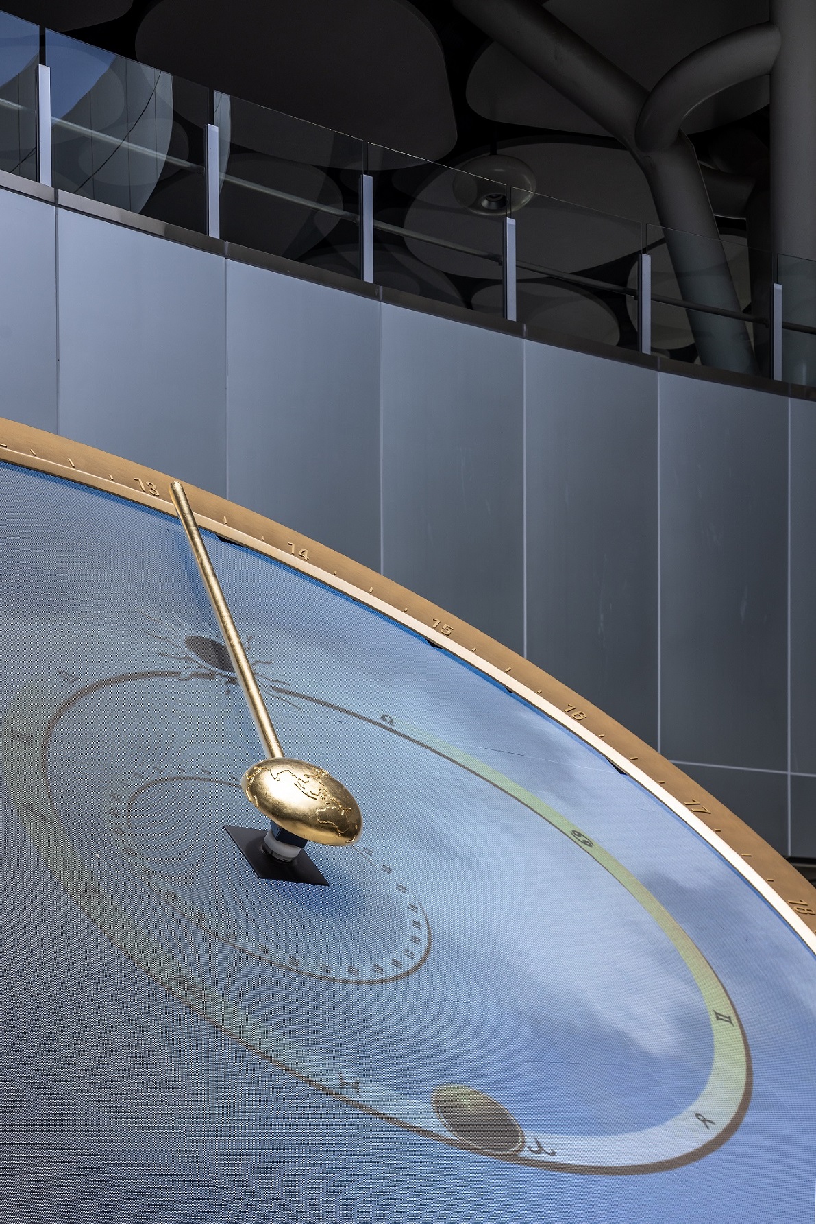 創利空間參與《高雄車站共感空間》公共藝術計畫，擔任視覺科技整合夥伴。於「看時間」天文鐘作品中提供技術指導，整合圓形LED鐘面與鐘體結構，在時間、天象星盤與空間氛圍間生動展演