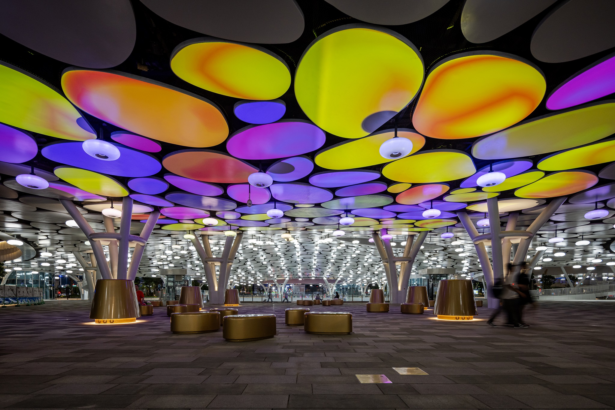 於「染色彩」作品中，創利空間協助藝術團隊將高雄車站天棚2700片鋁製雲朵染上繽紛色彩，從設備設定、光影軟體串接到現場調校，確保光線準確落在雲朵表面，展現層次與意境