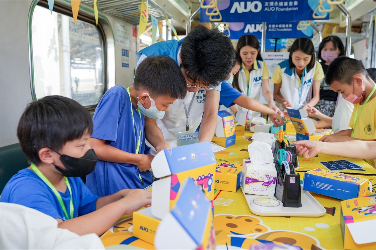 今年友達設計「光電、再生能源、水資源」三大課程主題，攜手供應鏈夥伴默克及大豐環保，以循環經濟理念開發創意教材