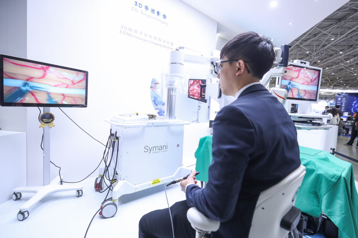 达擎推出〝3D显微手术影像解决方案〞，将3D影像技术从腹腔内视镜手术延伸至神经、血管、淋巴等高难度显微手术，提供超清晰立体视野，协助医疗团队在复杂手术中完成精准细腻操作。