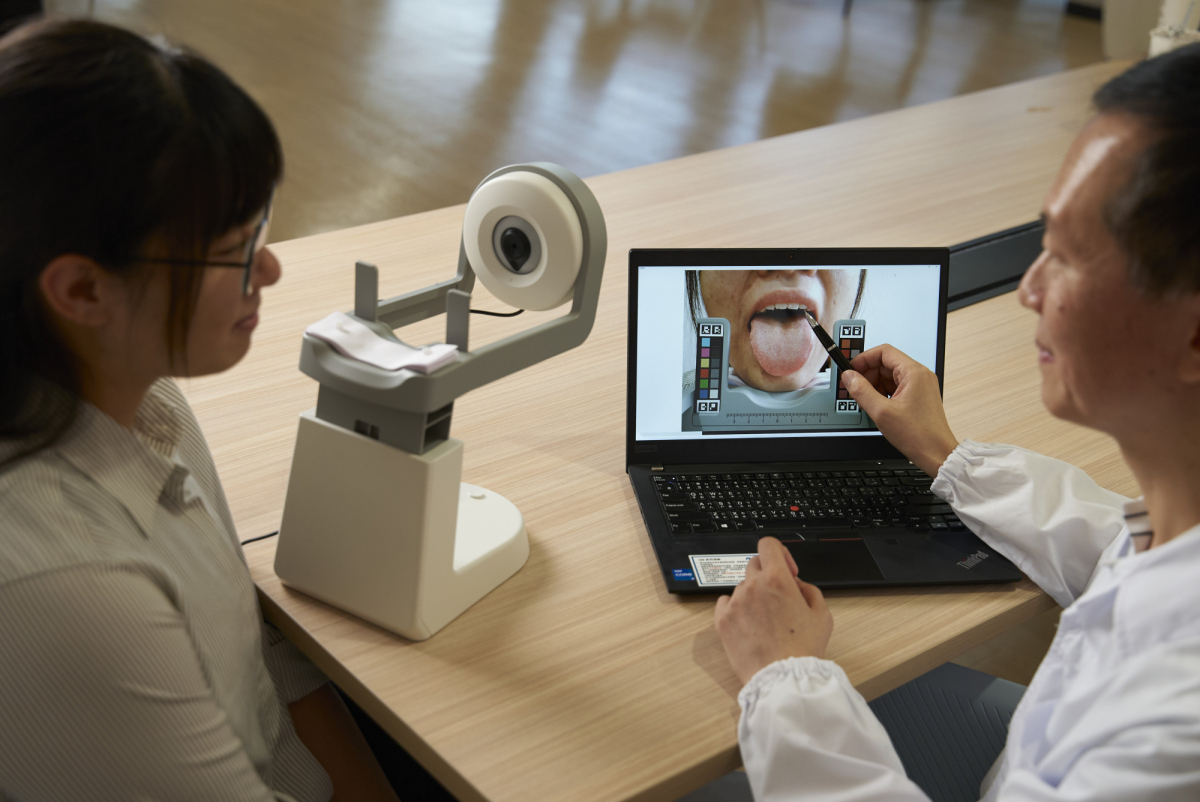 友達耘康的「舌象辨識軟體」則運用AI與大數據技術，可快速辨識舌色、舌形、苔色、苔質等特徵，顯著提升舌象辨識效率，優化檢測流程。