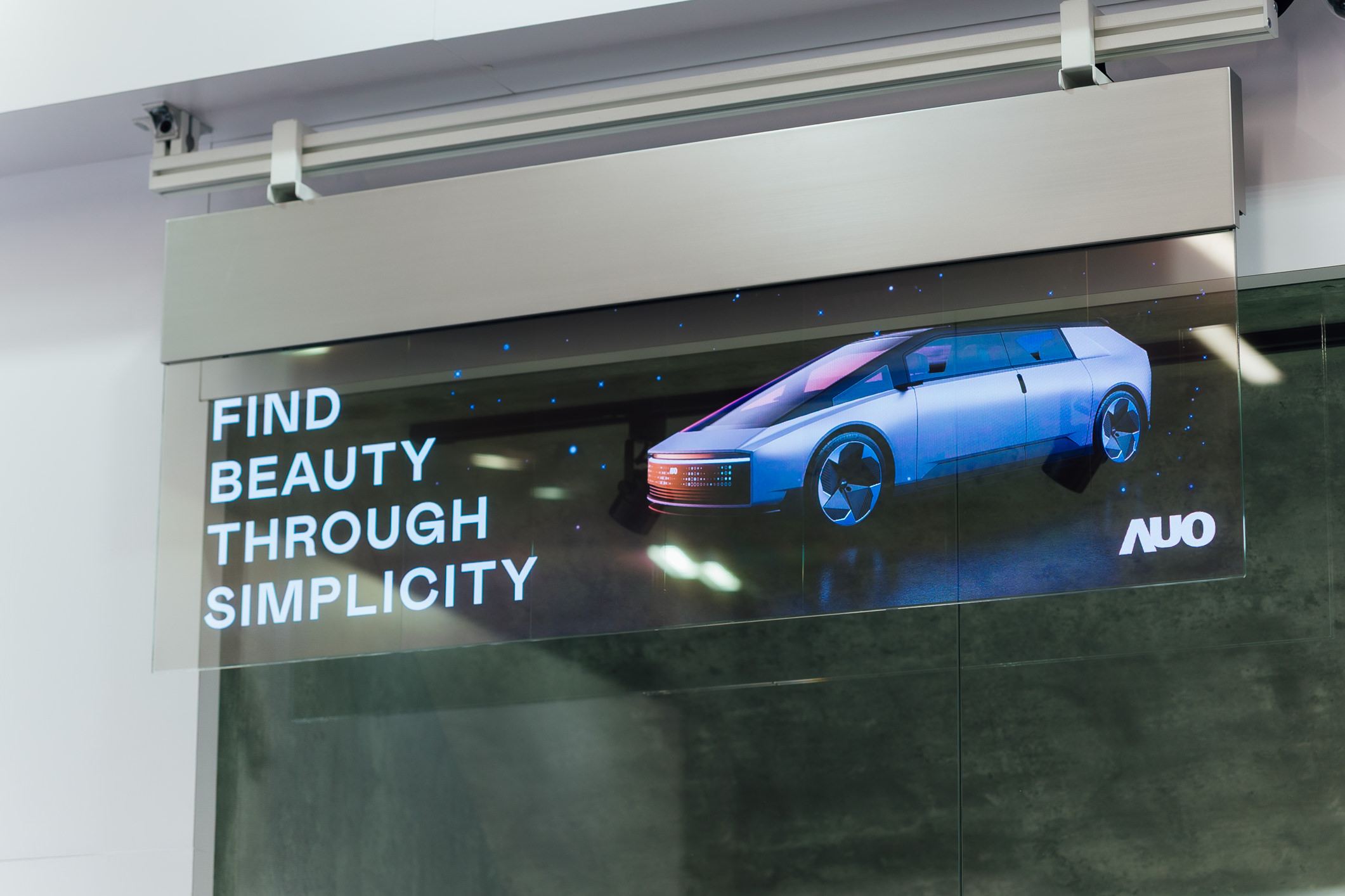 具备高亮度透明感的54吋透明Micro LED智慧广告牌，可无限拼接不同尺寸，营造出兼具科技感与美学的沉浸式氛围，适用于旗舰店、展演空间等多元场域。