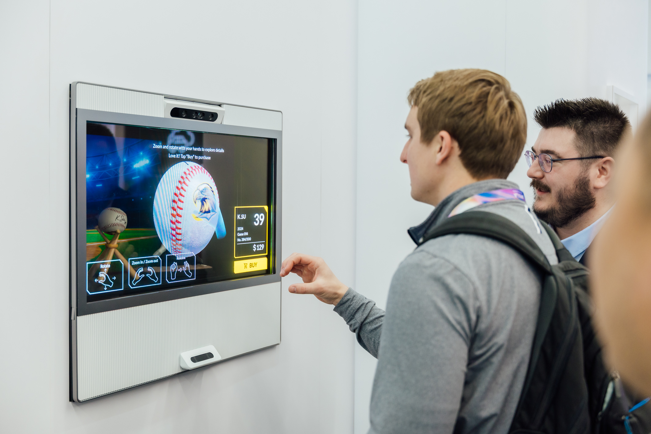 世界杯下单平台网站官网智慧行动透过专属展间，与客户深度聚焦，密切探讨产品协作共创的机会与落地的可能性，激发人车互动的创新再进化，并结合输出国际的Micro LED前瞻技术跨界应用，揭开更多元精彩的应用情境。